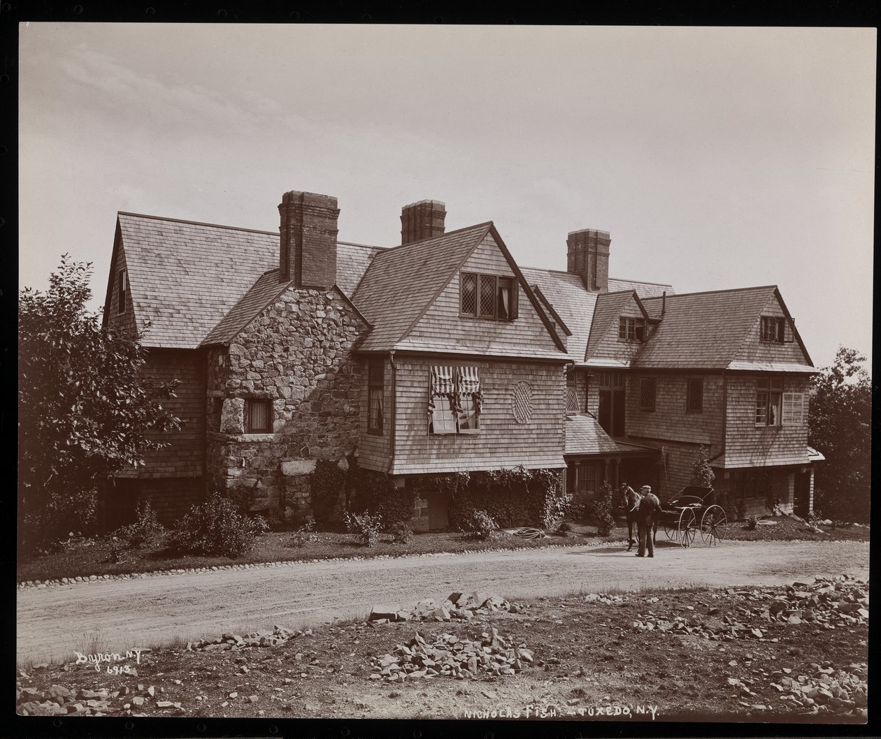 尼古拉斯鱼居住和驾驶在纽约州的Tuxedo公园，1899年（银色明胶印刷） 作者 拜伦公司