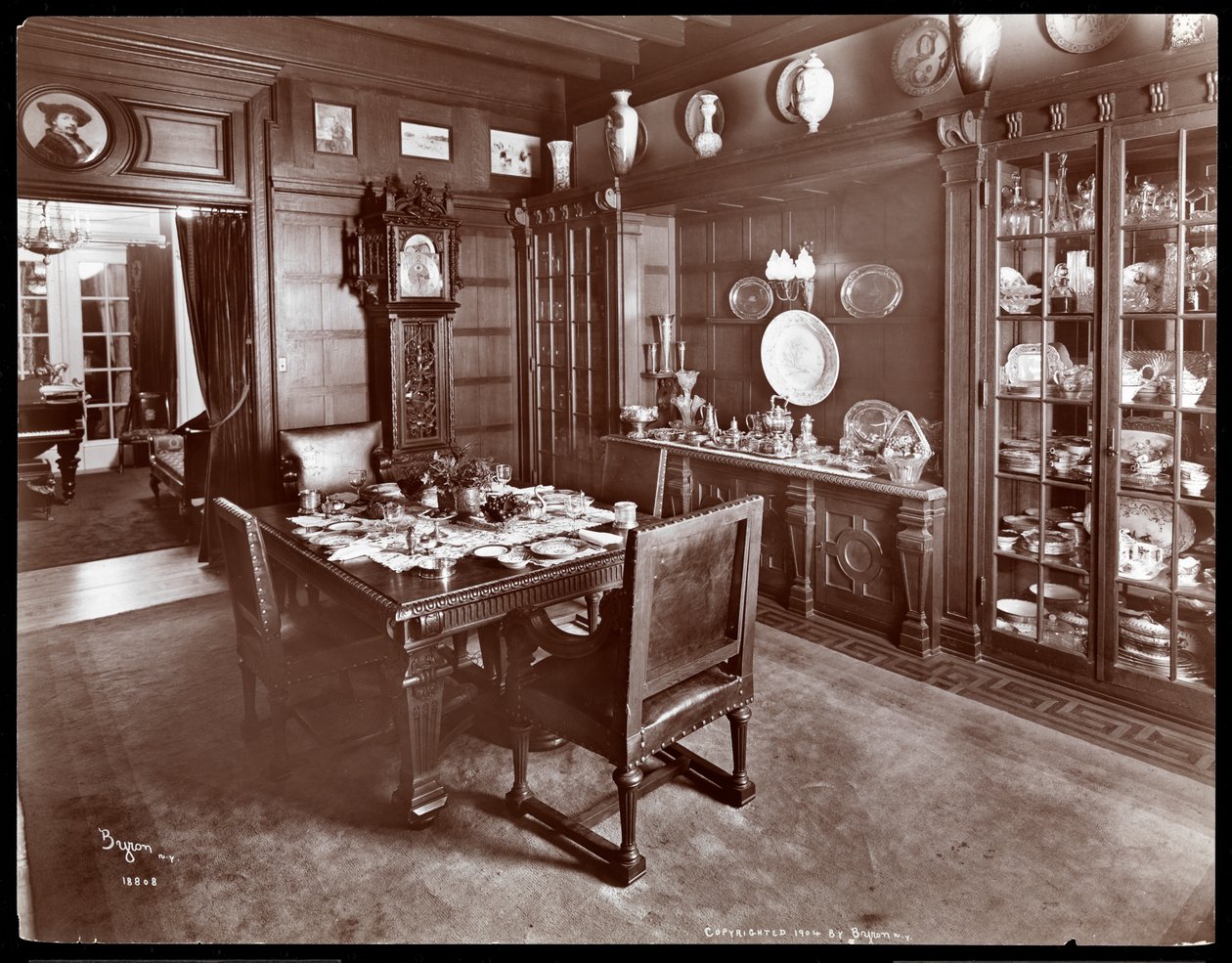 1904年纽约Lillian Russell住宅的餐厅（银色明胶印刷） 作者 拜伦公司