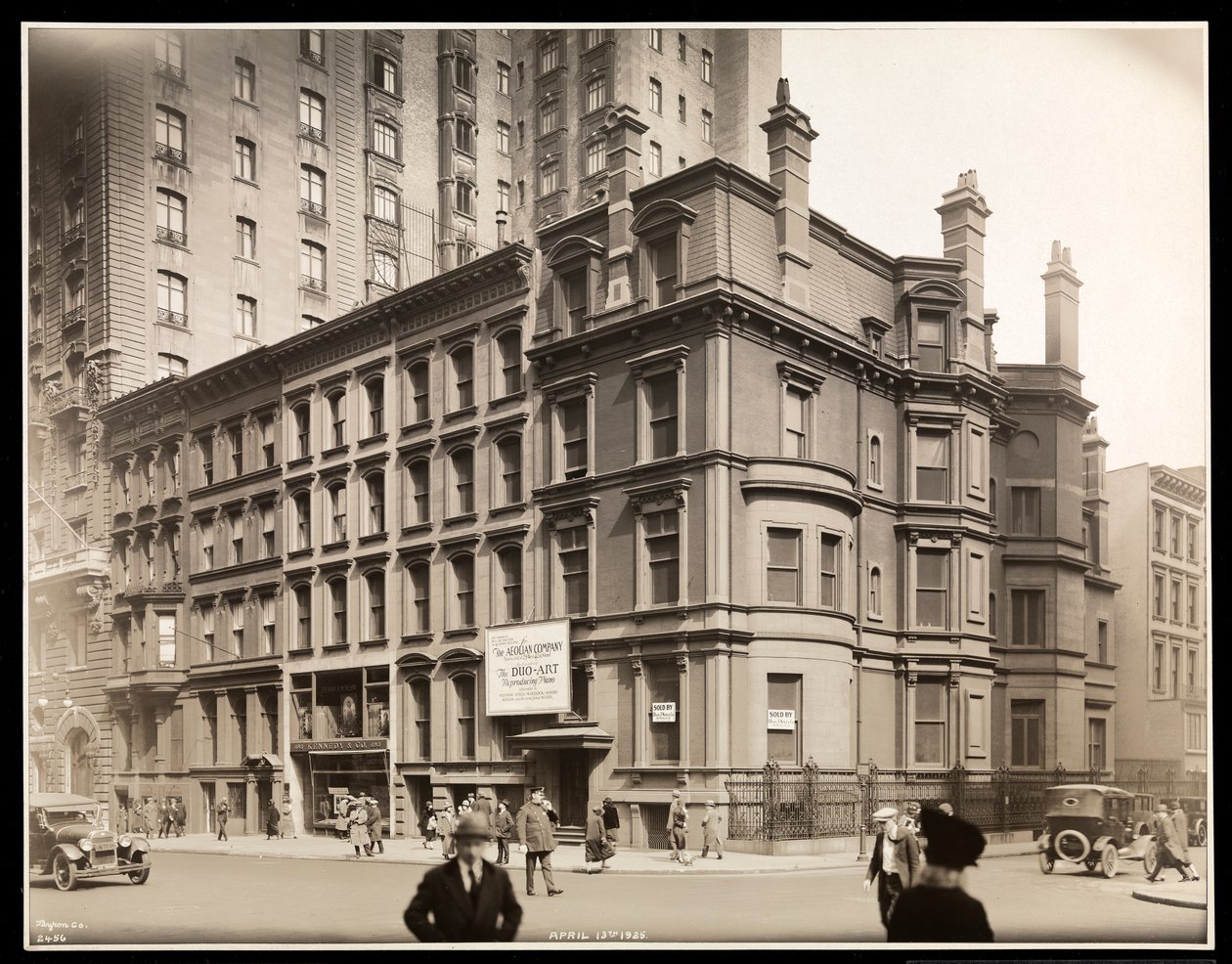 Aeolian Company Building的外观，位于纽约第54街和第五大道的东北角，1925年（银色明胶印刷） 作者 拜伦公司