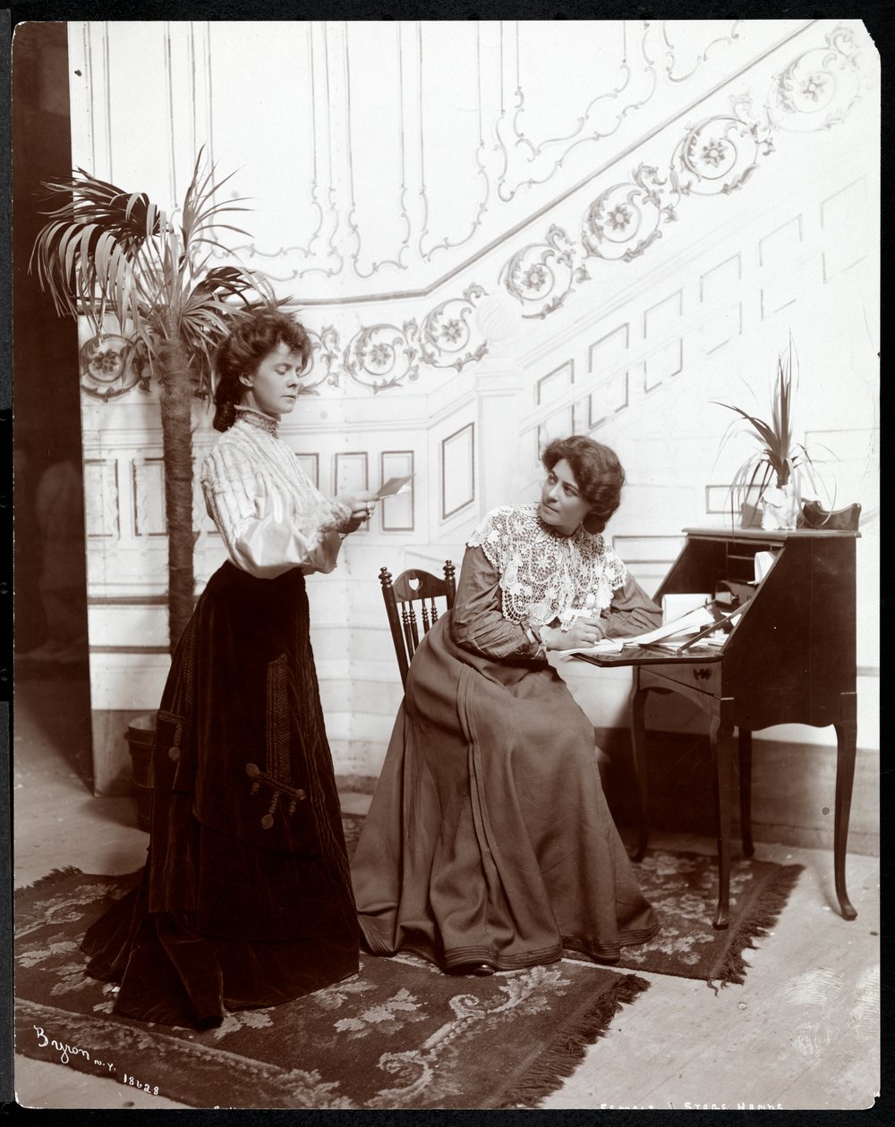 两个女性舞台手上舞台设置，表演，纽约，1904年（银色明胶打印） 作者 拜伦公司