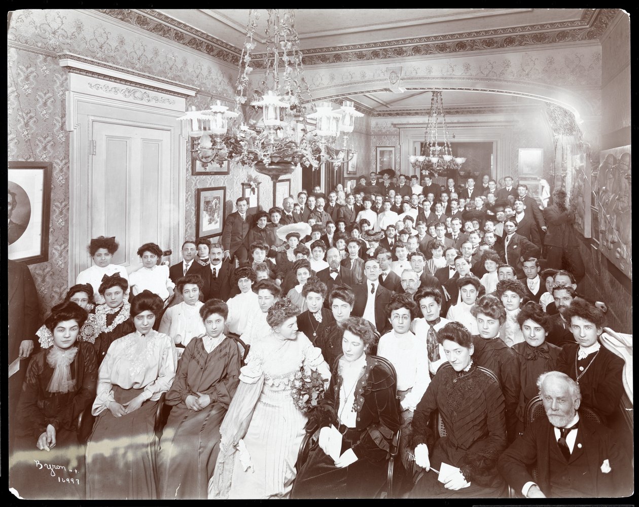 人群在1904年纽约人民研究所的一个房间里的视图（银色明胶印刷） 作者 拜伦公司