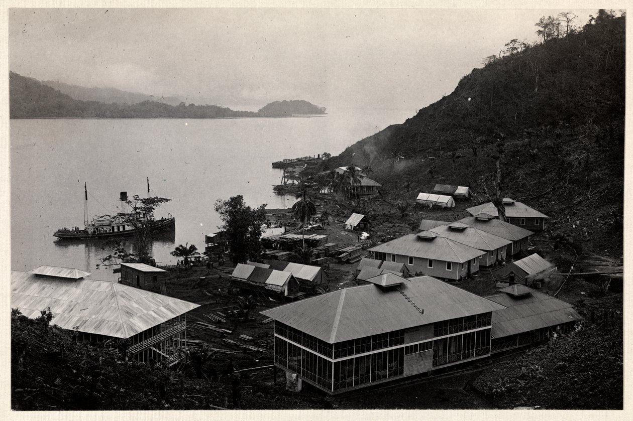 在巴拿马运河，1912年或1913年（银色明胶打印）建设期间，一大堆建筑附近的一组建筑物的视图 作者 拜伦公司
