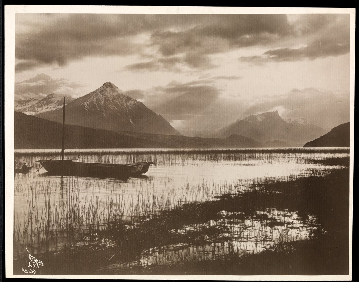 1912年或1913年巴拿马运河建造期间湖泊和船的视图（银色明胶印刷） 作者 拜伦公司