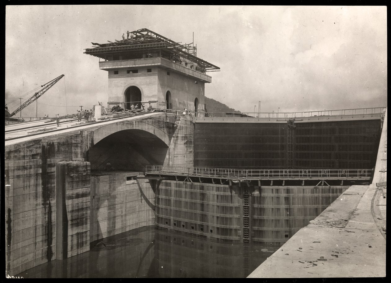 在巴拿马运河，1912或1913年建造的锁的视图（银色明胶印刷品） 作者 拜伦公司