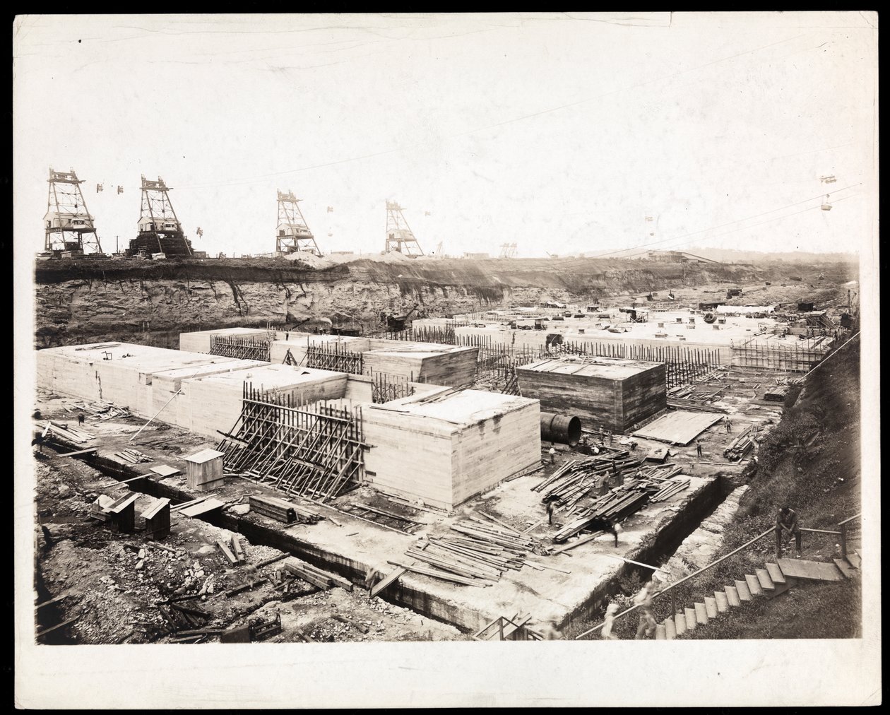巴拿马运河建筑的视图与混凝土形式和挖掘可见，1912年或1913年（银色明胶打印） 作者 拜伦公司