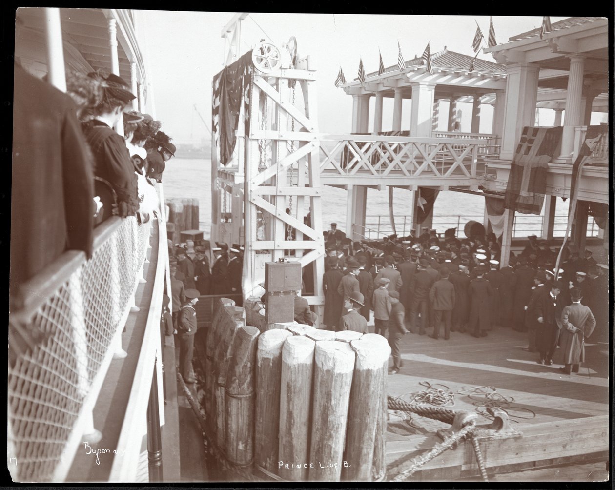 1905年巴特滕贝格王子路易斯访问时，在CW Morse和哈德逊河上的第42街码头上观看人群（银色明胶印刷） 作者 拜伦公司