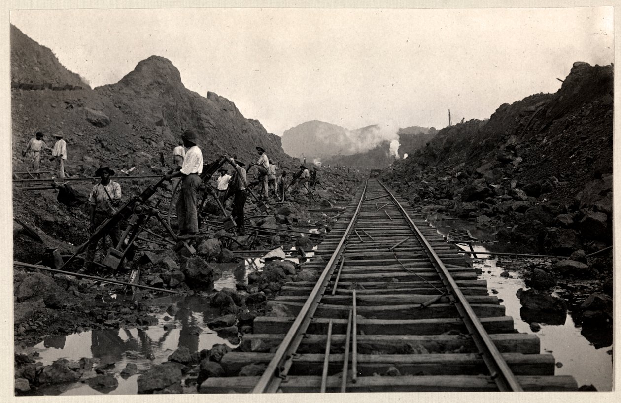 通过沟渠，1912年或1913年（银色明胶印刷）挖掘巴拿马运河与铁路轨道的劳动者的视图 作者 拜伦公司