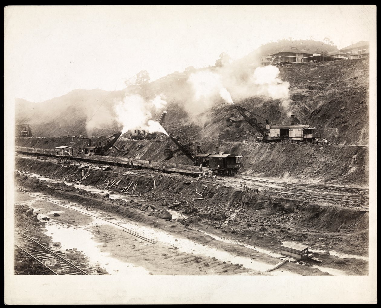 从事1912年或1913年巴拿马运河建设的大型挖掘机的视图（银色明胶印刷） 作者 拜伦公司