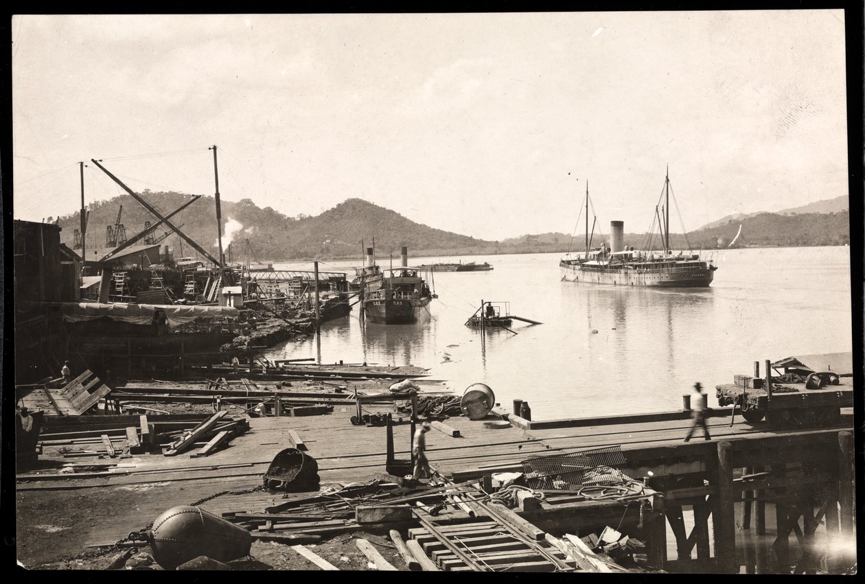 查看码头和船在港口巴尔博亚，巴拿马，运河的太平洋入口，1912年或1913年（银色明胶打印） 作者 拜伦公司