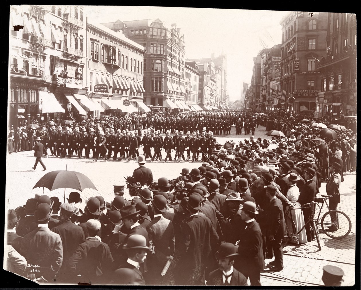 警察行进在纽约市警察游行，纽约，1898年（银色明胶打印） 作者 拜伦公司