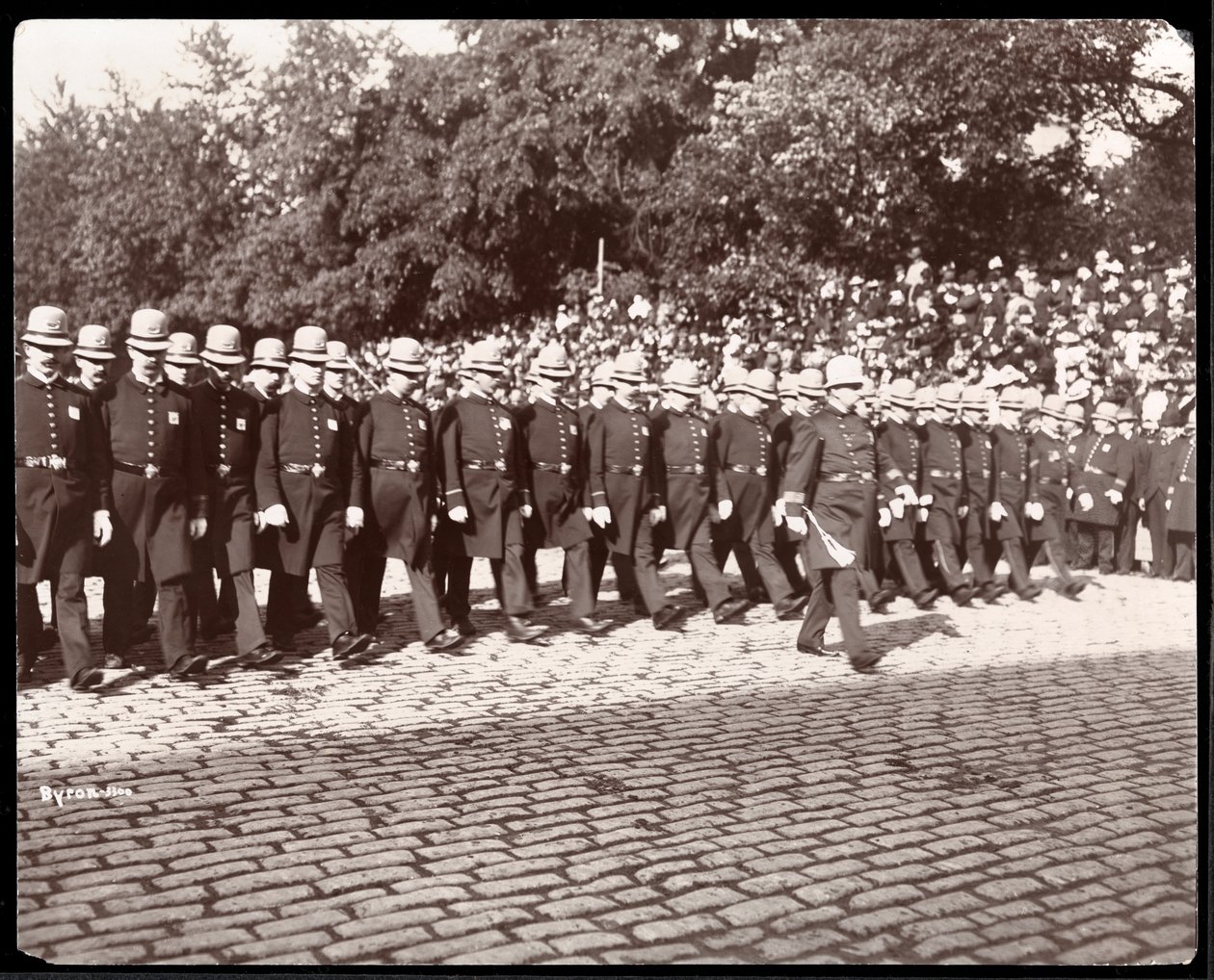 警察行进在纽约市警察游行，纽约，1898年（银色明胶打印） 作者 拜伦公司