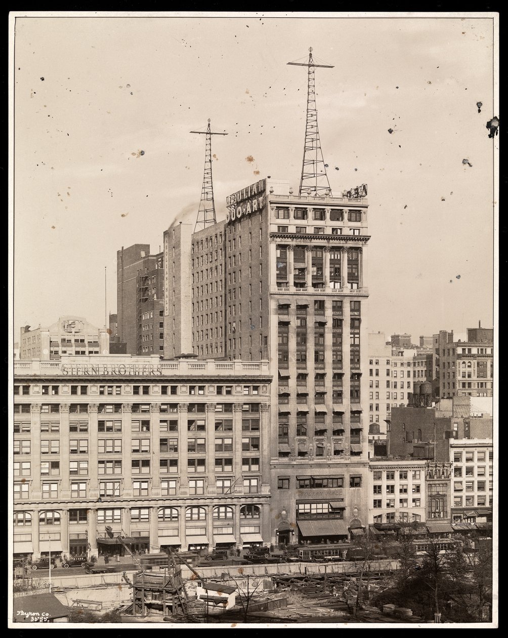 1924年，纽约西42街29号布莱恩特公园的风神建筑景观（银色明胶印刷） 作者 拜伦公司