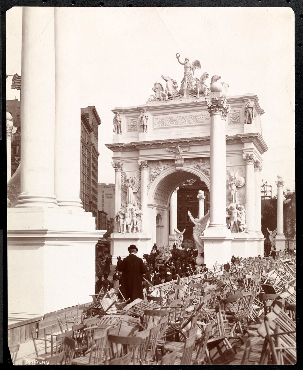 1899年纽约杜威游行后的第五大道和麦迪逊广场的杜威拱门（银色明胶印刷） 作者 拜伦公司
