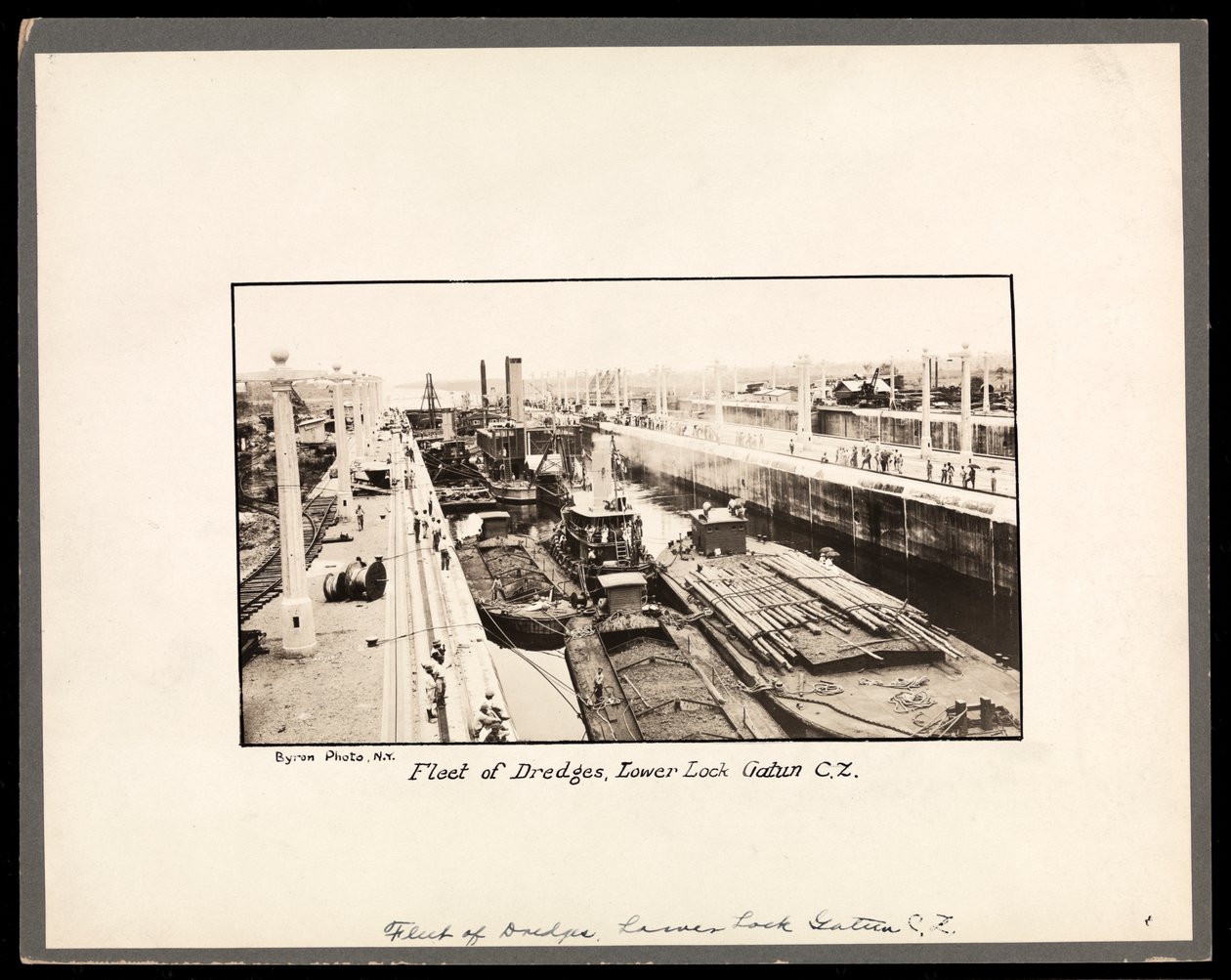 巴拿马运河上的Gatun锁的视图，在建造期间，1912年或1913年（银色明胶印刷品） 作者 拜伦公司