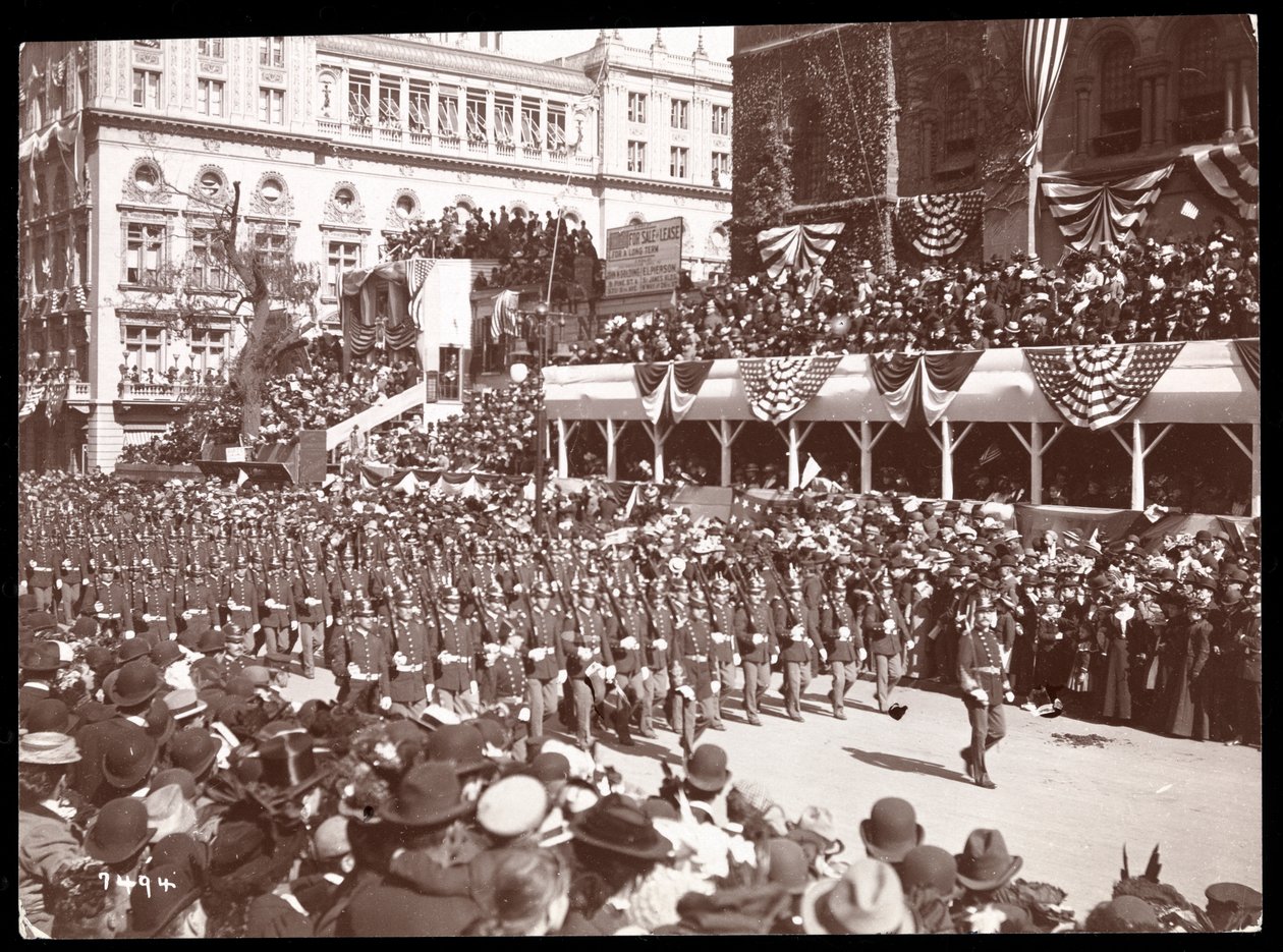1899年纽约第五大道杜威游行的人群和行军军团的视图（银色明胶印刷） 作者 拜伦公司