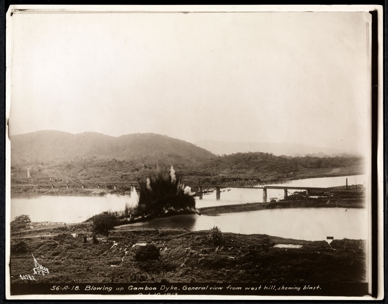 1913年巴拿马运河建造期间炸毁Gamboa堤防爆炸的视图（银色明胶印刷） 作者 拜伦公司