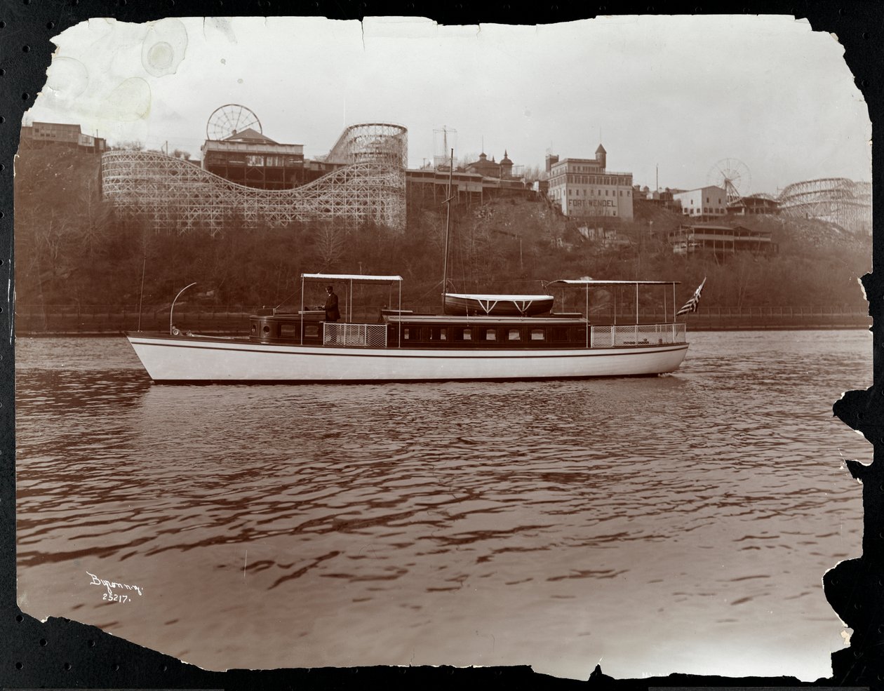 纽约游艇Mousquetaire的观点，纽约哈莱姆河上的Launch und Engine Co.，1905年（银色明胶打印） 作者 拜伦公司