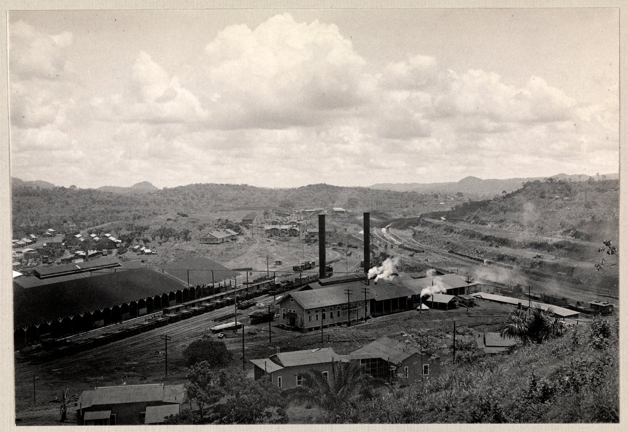 巴拿马运河，1912年或1913年建造的火车场和工业建筑的视图（银色明胶印刷） 作者 拜伦公司