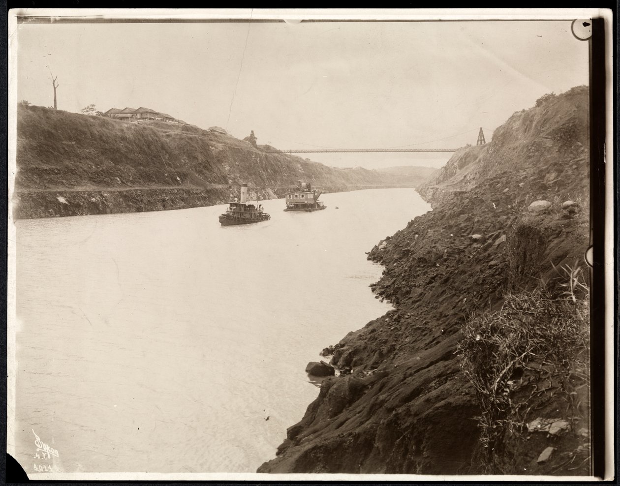 观察两艘船在巴拿马运河期间建造的悬索桥超越，1913年（银色明胶打印） 作者 拜伦公司