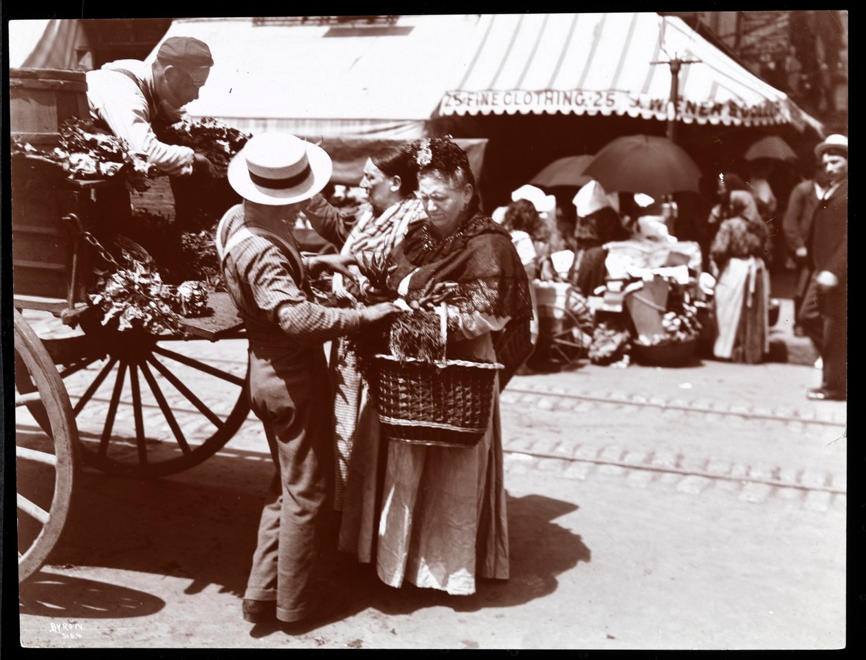 妇女在街道上购买蔬菜的视图，纽约，1898年（银色明胶打印） 作者 拜伦公司