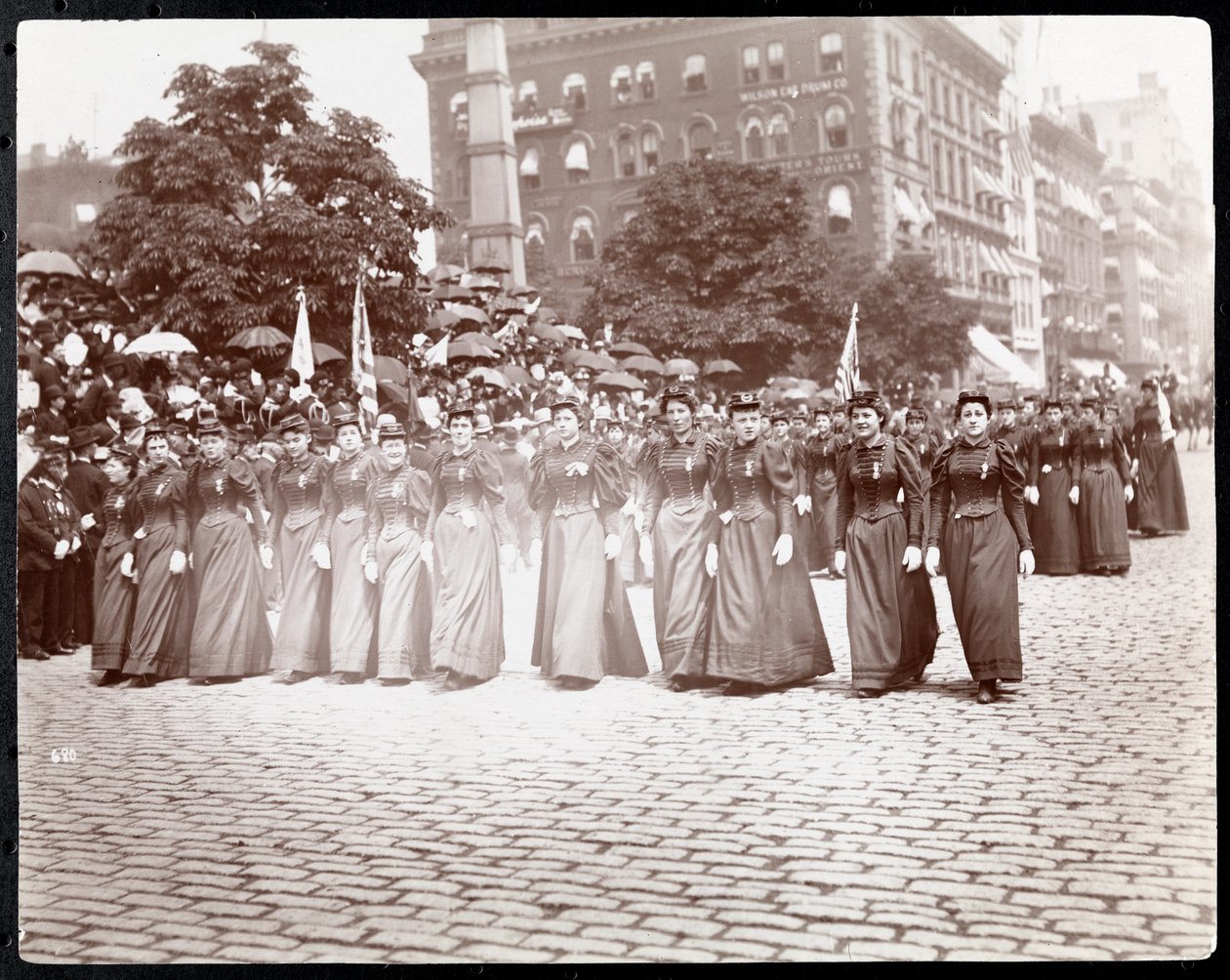 1895年5月，纽约共和国大军的女儿游行中行进的妇女观（银色明胶打印） 作者 拜伦公司