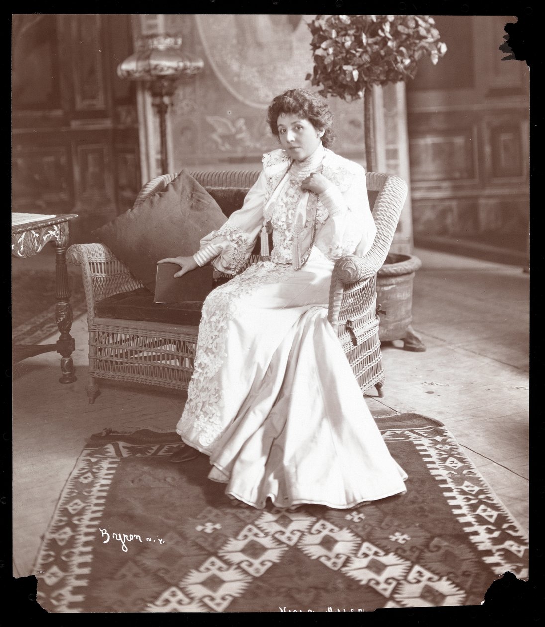 Viola Allen，c.1903（银色明胶印刷） 作者 拜伦公司