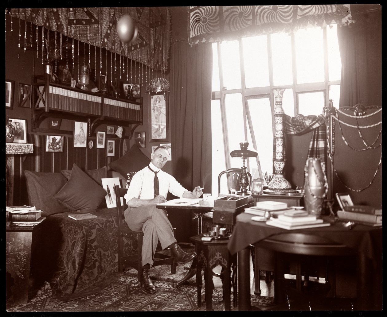 R. Barnes将在他的工作室绘画，c.1900（银色明胶印刷） 作者 拜伦公司