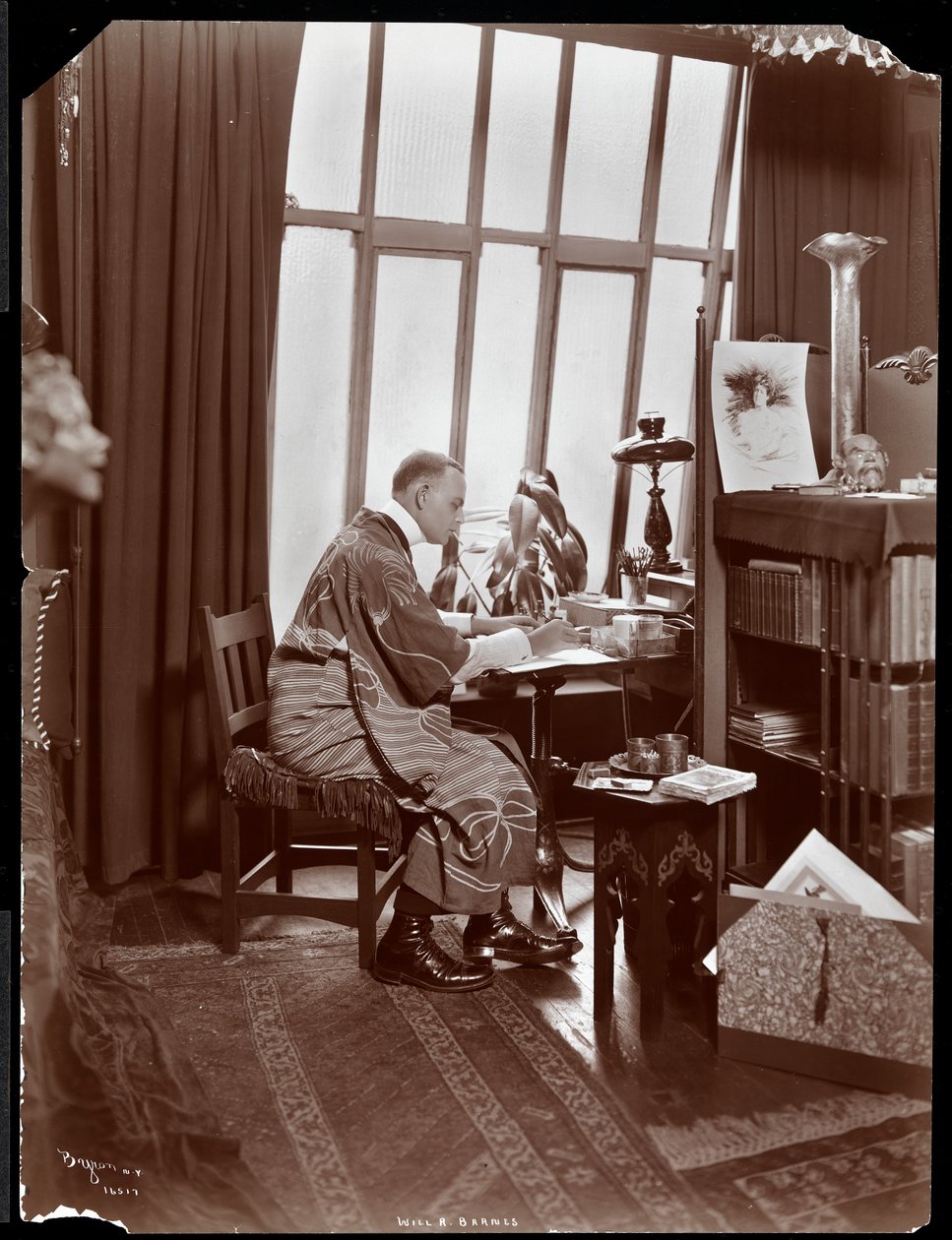 穿着长袍的R. Barnes，1903年坐在他办公桌前（银色明胶印刷） 作者 拜伦公司