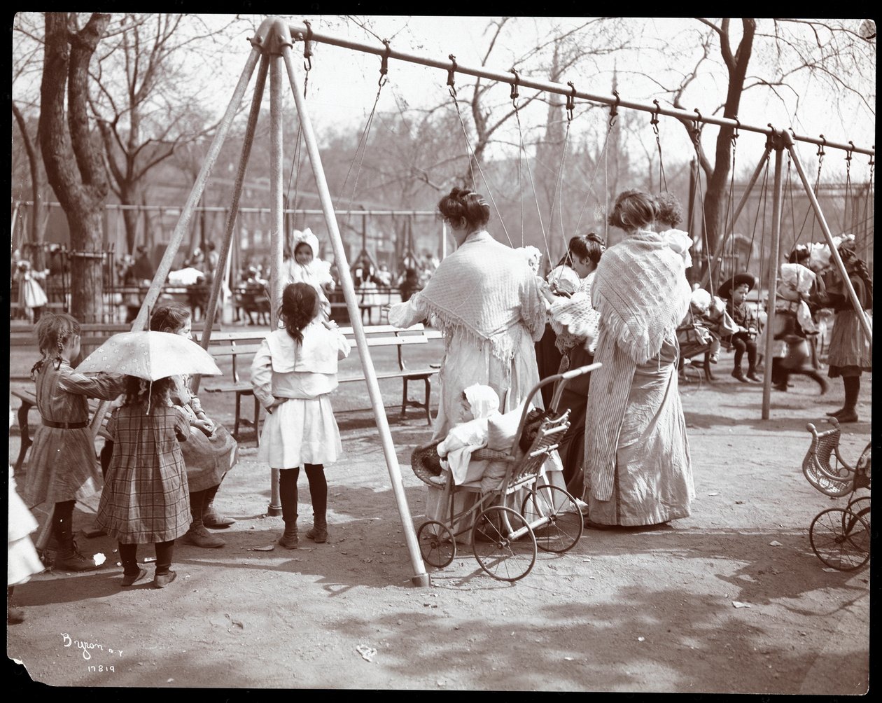1904年，纽约汤普金斯广场公园植树节秋千上的妇女和儿童（银色明胶印刷品） 作者 拜伦公司