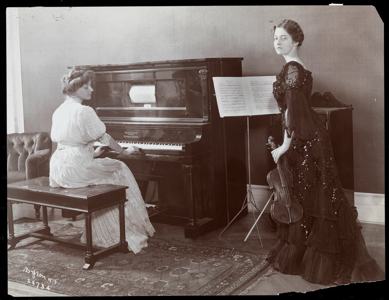 妇女演奏钢琴和小提琴，1907年纽约（银色明胶印刷） 作者 拜伦公司