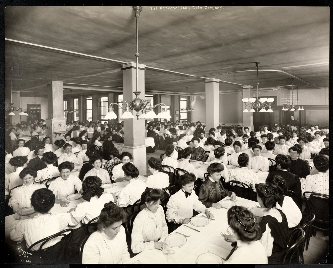 1907年在纽约第23街和麦迪逊大街的大都会人寿保险公司用餐时坐着吃饭的妇女（银色明胶印刷品） 作者 拜伦公司