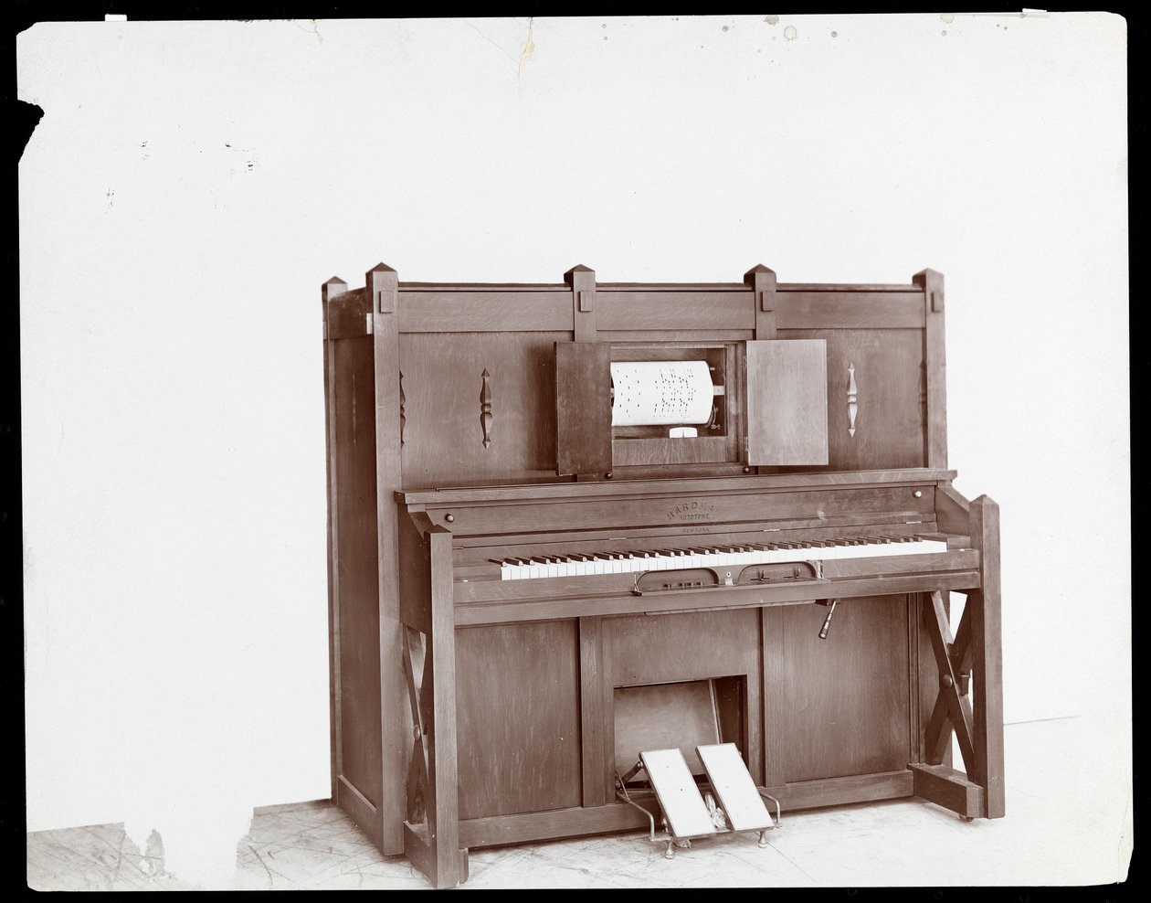 Hardman Peck und Co.演奏钢琴，1907年（银色明胶印刷） 作者 拜伦公司