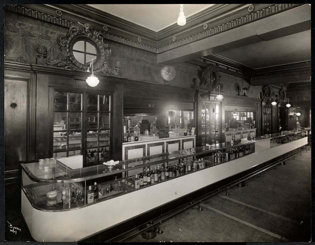 1916年新泽西州纽瓦克Robert Treat酒店的一家酒吧（银色明胶印刷） 作者 拜伦公司