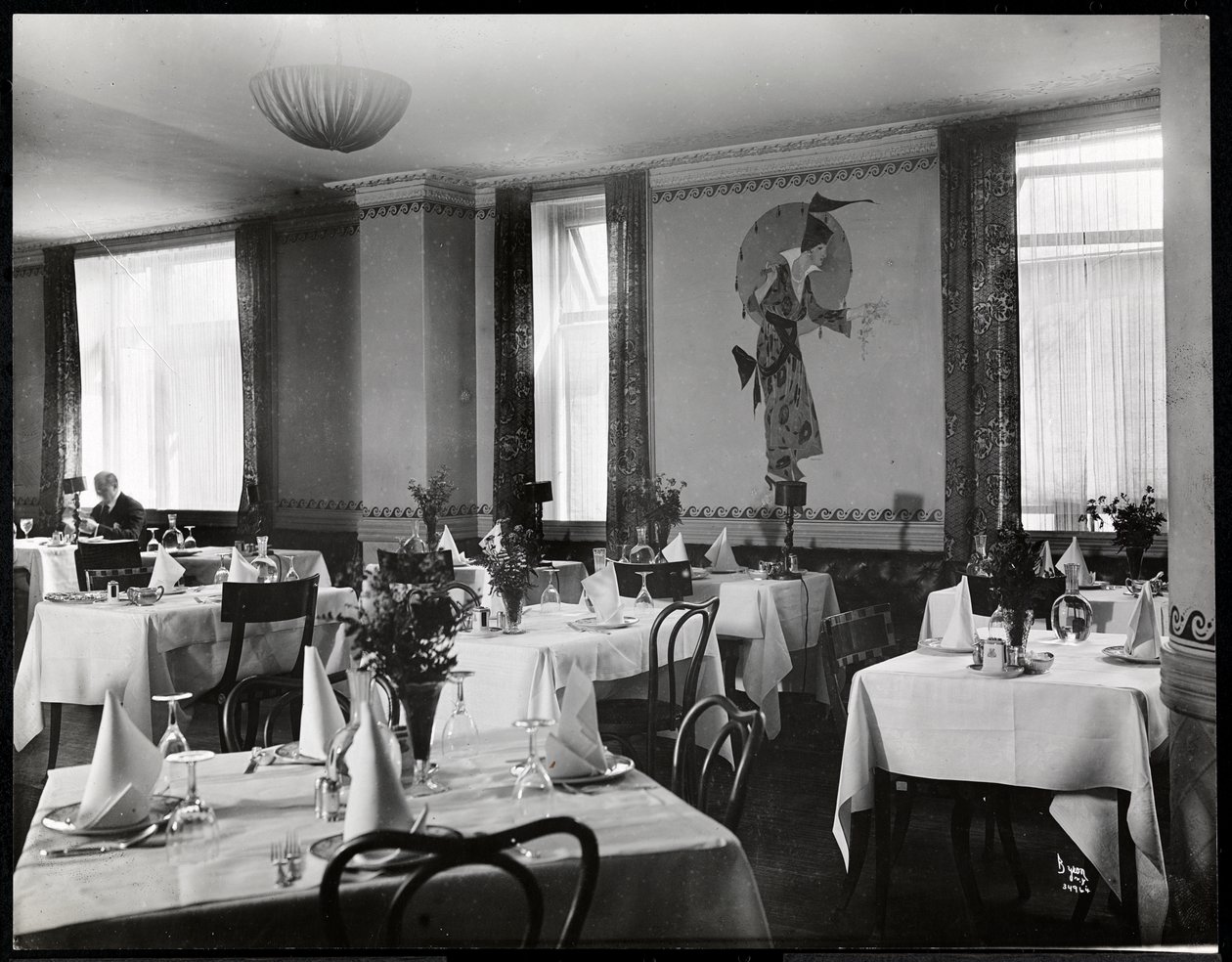 Hotel Majestic酒店的餐厅，1916年或1917年（银色明胶印刷） 作者 拜伦公司