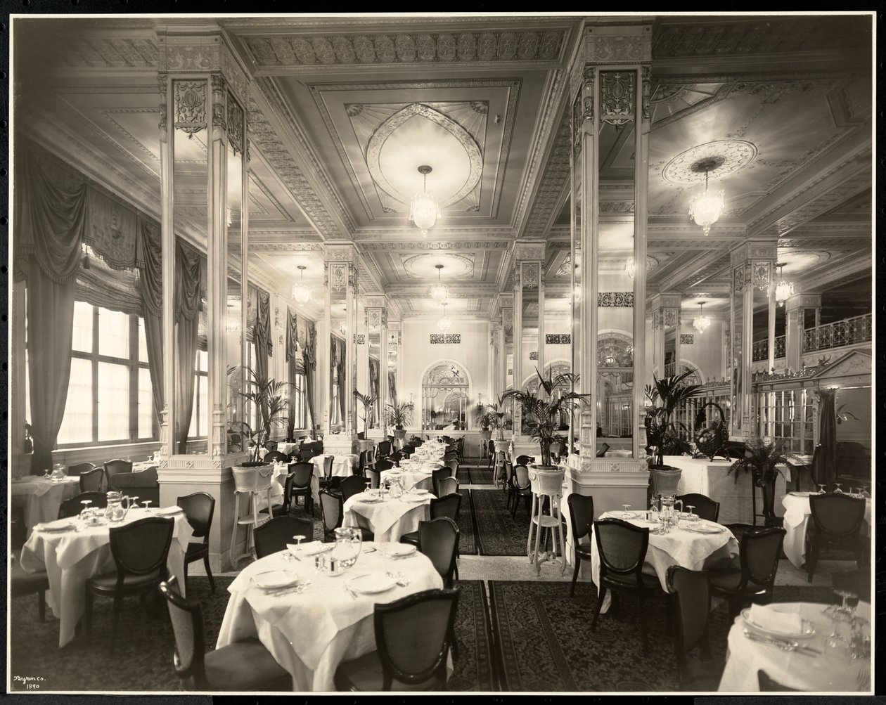1916年，新泽西州纽瓦克的Robert Treat酒店的餐厅（银色明胶印刷） 作者 拜伦公司