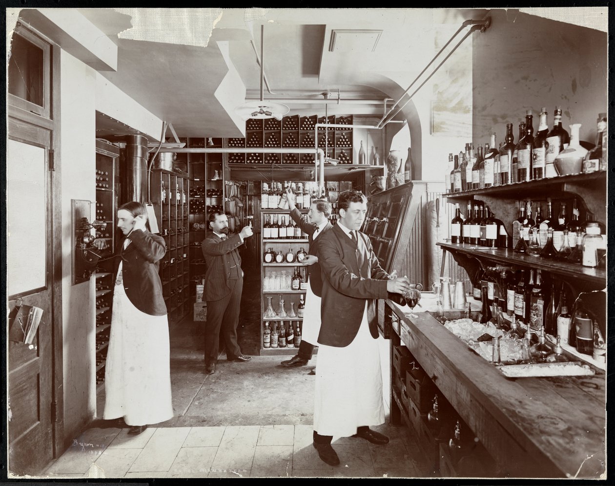 1902年曼哈顿酒店的餐具室（银色明胶印刷） 作者 拜伦公司