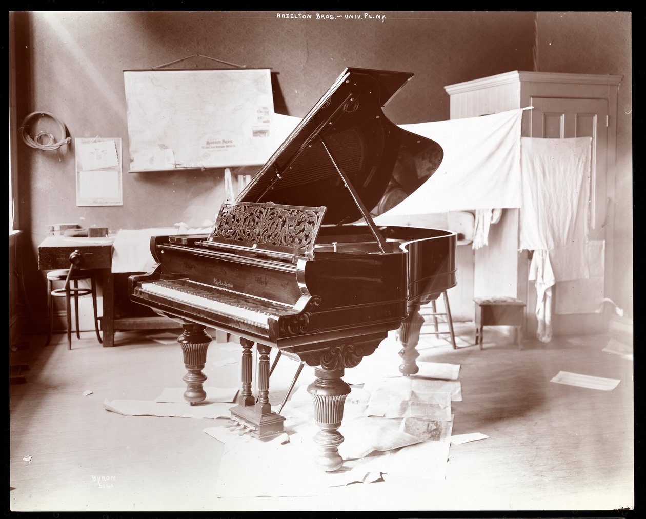 1898年纽约大学城Hazelton Brothers钢琴公司的一架钢琴（银色明胶印刷） 作者 拜伦公司