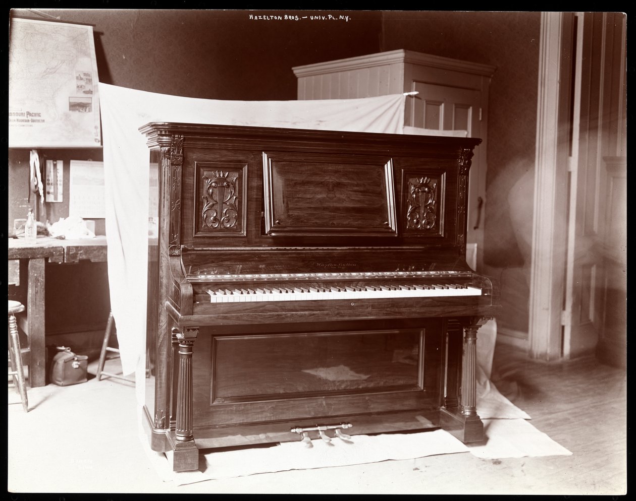 1898年纽约大学城Hazelton Brothers钢琴公司的一架钢琴（银色明胶印刷） 作者 拜伦公司