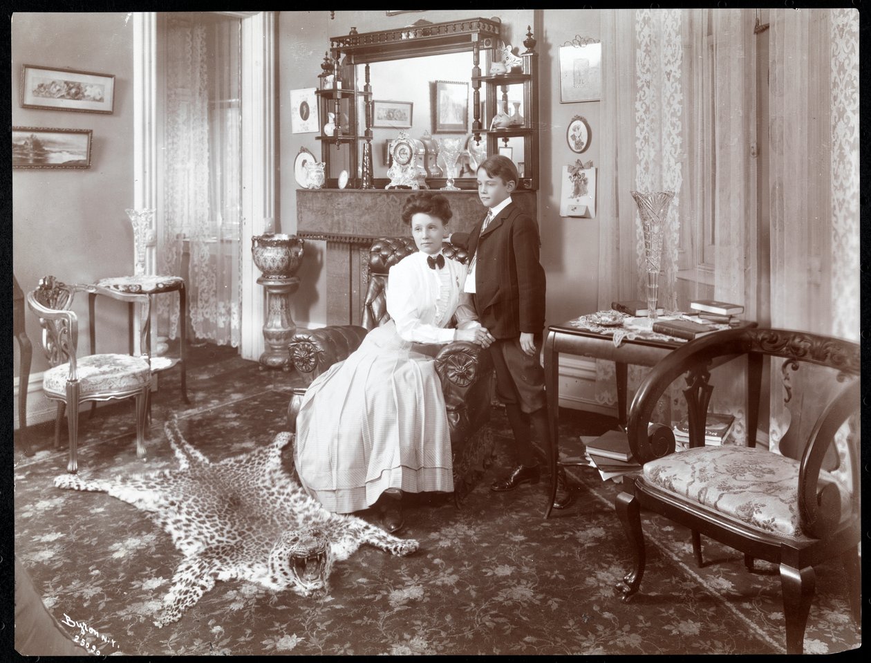 Hotel Cadillac酒店的一间客房，1907年（银色明胶印刷） 作者 拜伦公司