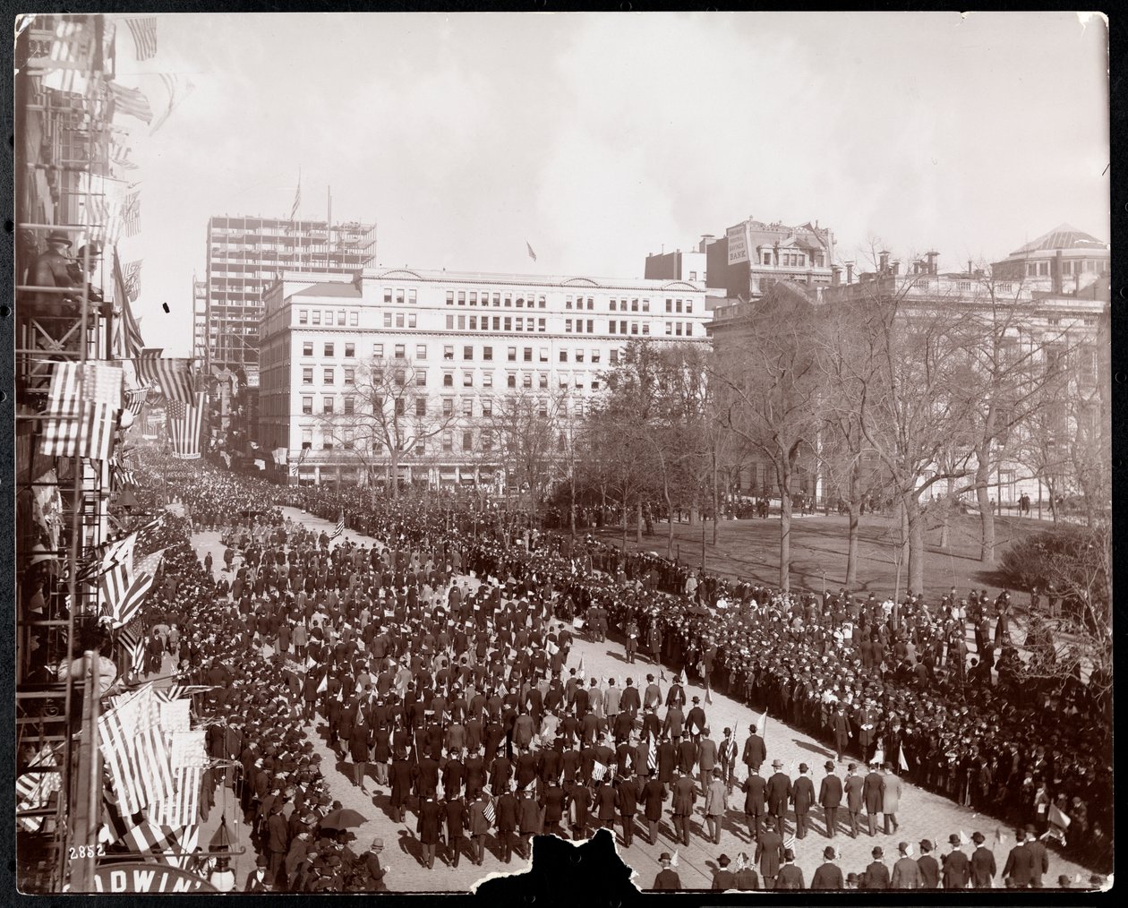 人行道在共和党黄金标准游行在百老汇在市政厅公园，纽约，1898（银色明胶打印）的鸟瞰图 作者 拜伦公司