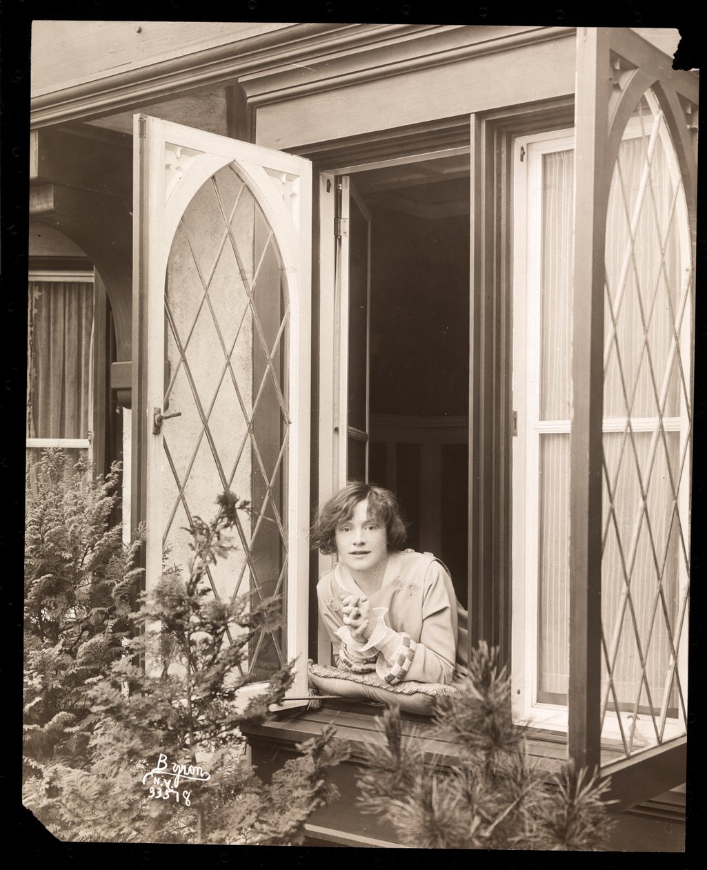 Anne Murdock at Home，c.1915（银色明胶印刷品） 作者 拜伦公司