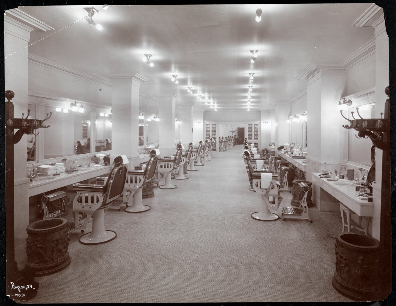 Hotel Knickerbocker酒店的理发店，1906年（银色明胶印刷） 作者 拜伦公司