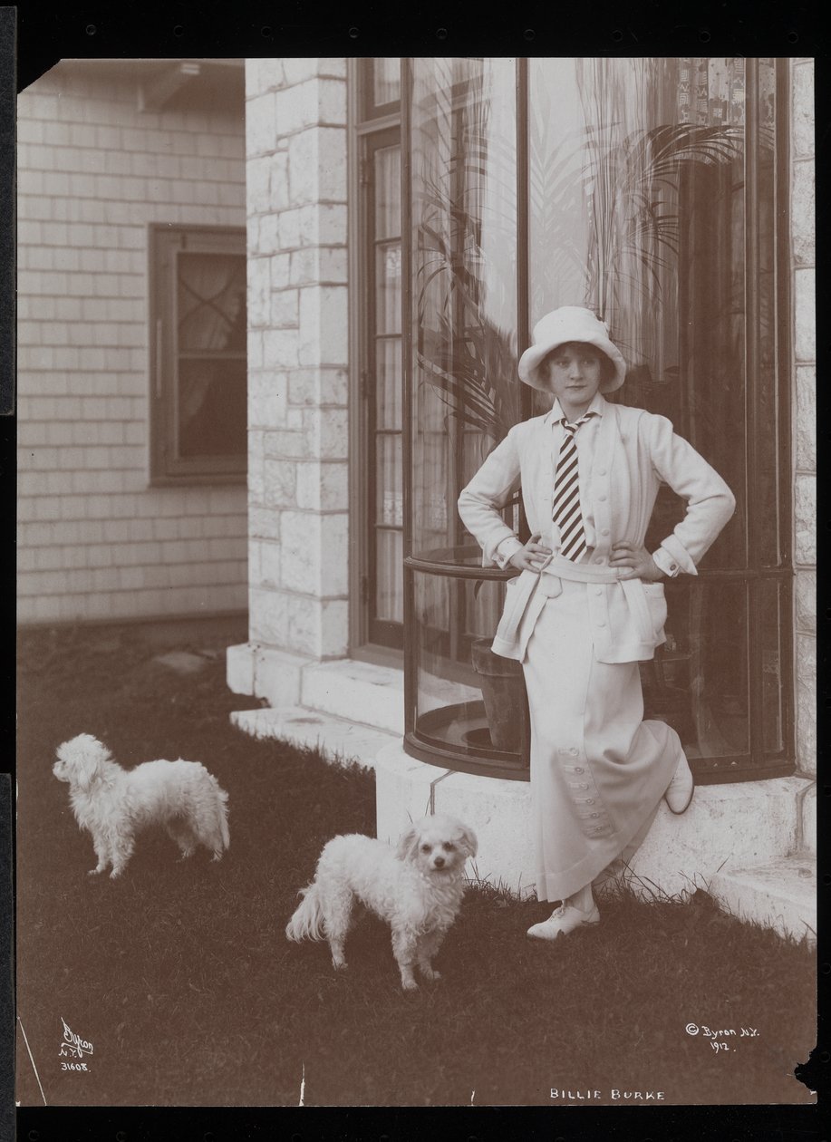 Billie Burke和两只狗在Burkeleigh Crest，她的房子在纽约Hastingson，1912年（银色明胶印刷） 作者 拜伦公司