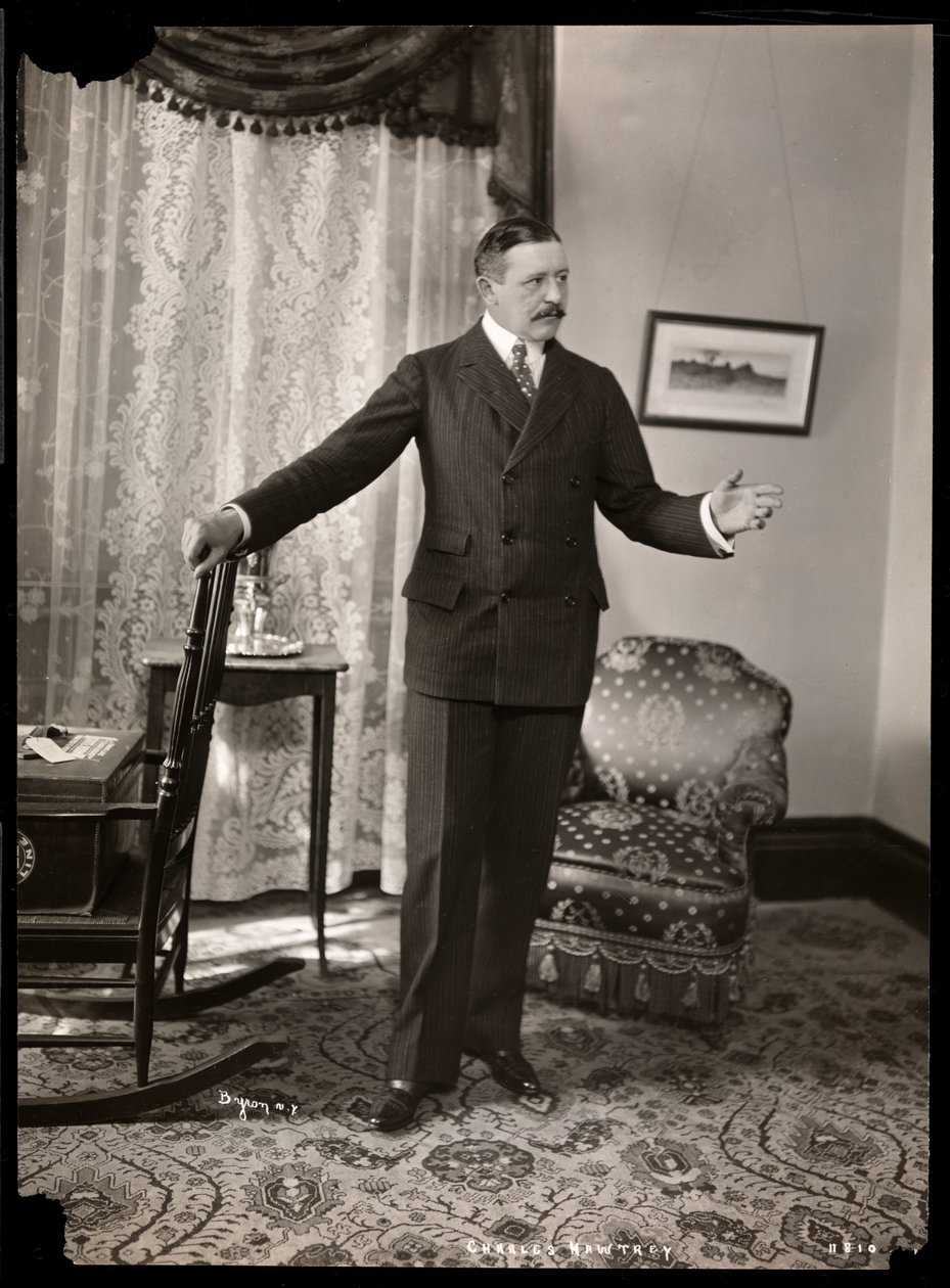 查尔斯·霍特里（Charles Hawtrey）于1901年在纽约第五大道（Holland Avenue）荷兰之家（Holland House）的公寓里（银色明胶印刷品） 作者 拜伦公司