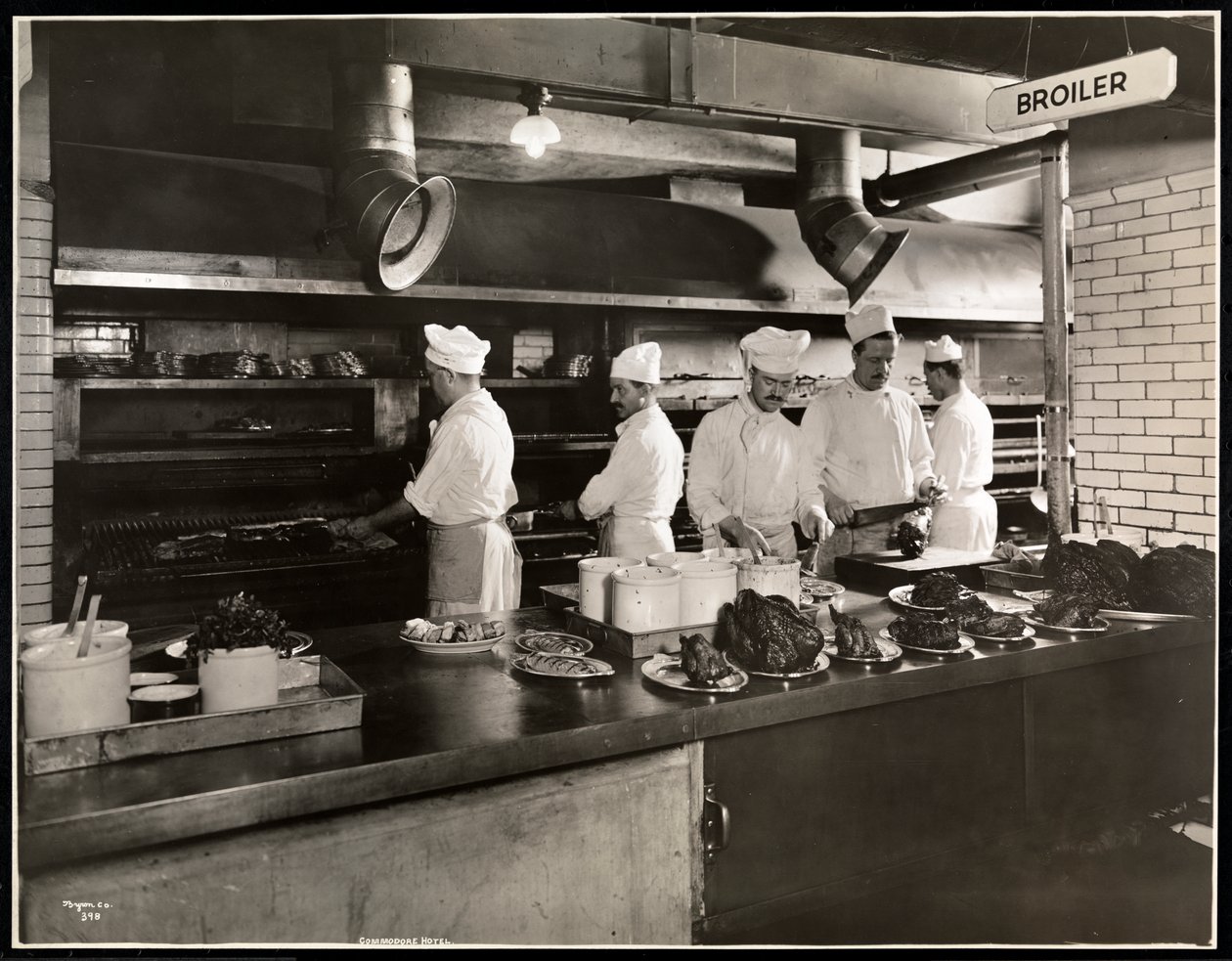 1919年Hotel Commodore酒店的厨房里的厨师做饭（银色明胶印刷） 作者 拜伦公司