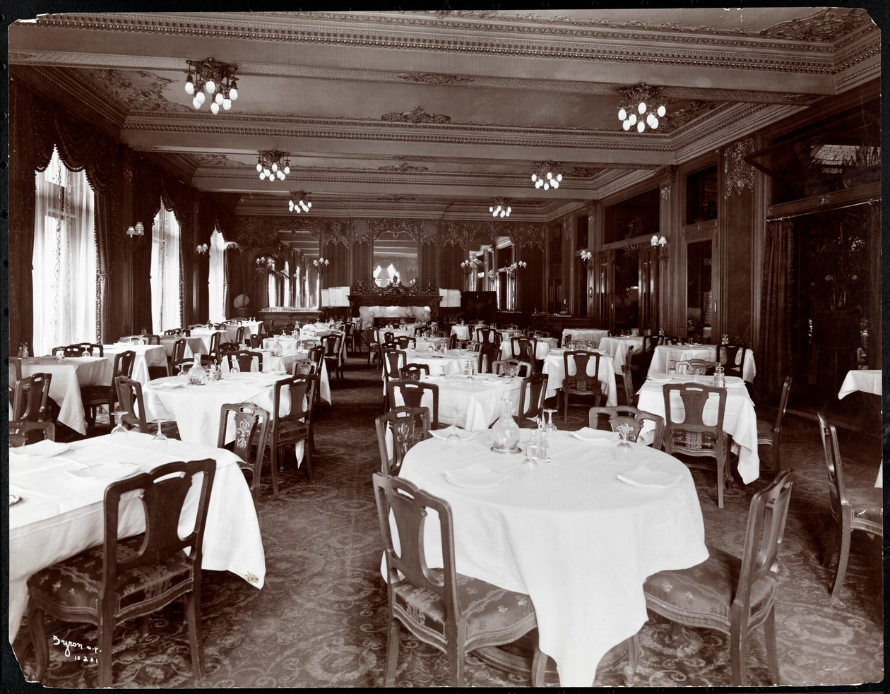 Hotel Delmonico酒店的餐厅，1902年（银色明胶印刷） 作者 拜伦公司