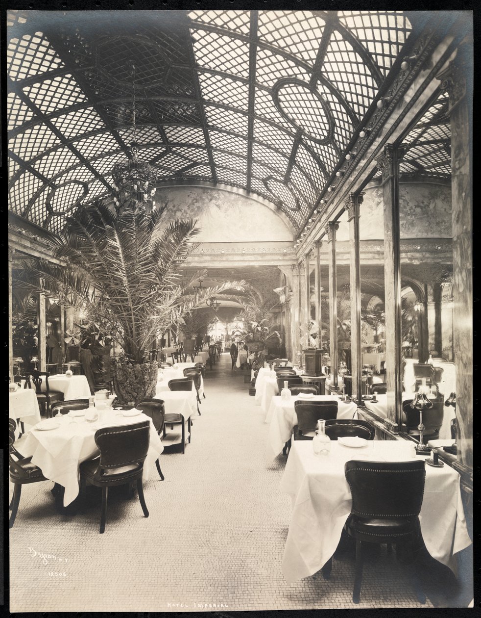 Hotel Imperial酒店的餐厅，1904年（银色明胶印刷） 作者 拜伦公司