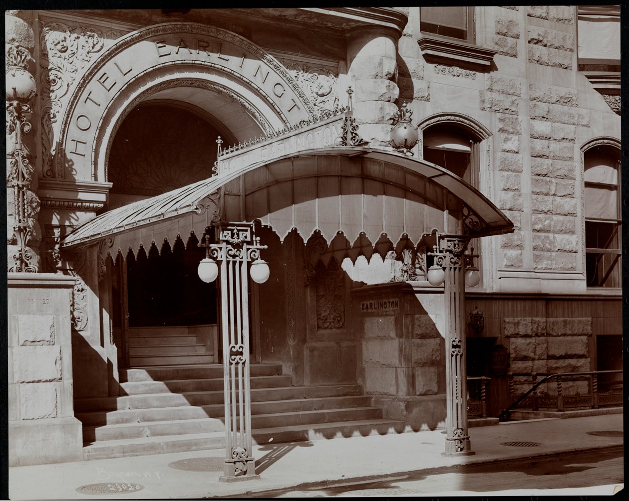 Hotel Earlington酒店入口，纽约西27街55号，1906年（银色明胶印刷） 作者 拜伦公司