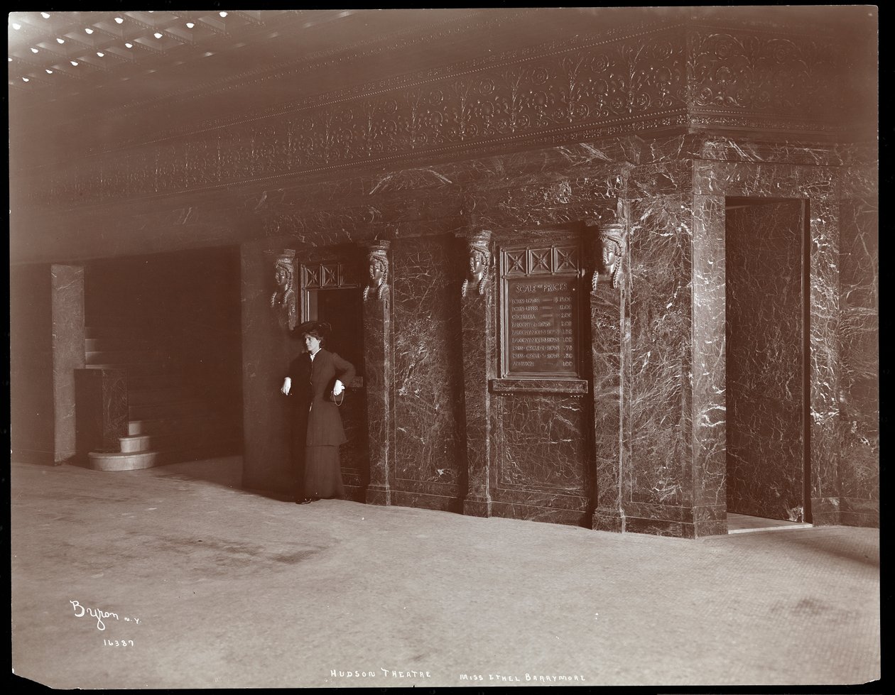 Ethel Barrymore于1903年在纽约哈德逊剧院大厅（银色明胶印刷） 作者 拜伦公司
