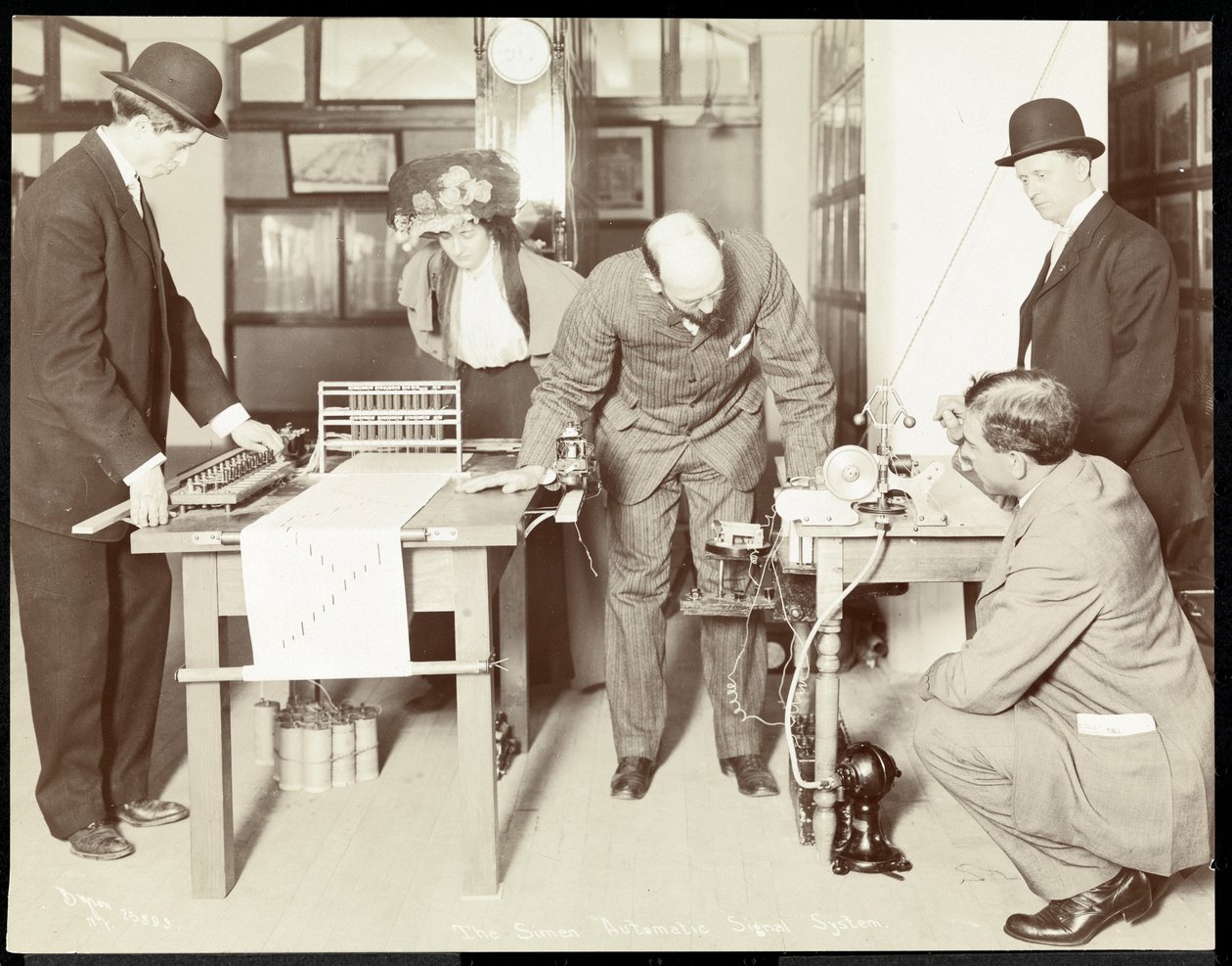 1908年纽约美国社会服务研究所安全设备博物馆的西门自动信号系统展览（银色明胶印刷） 作者 拜伦公司